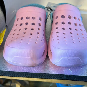 New with tags size 5 clogs. The brand is joy, bees, adorable, pink, and blue.​